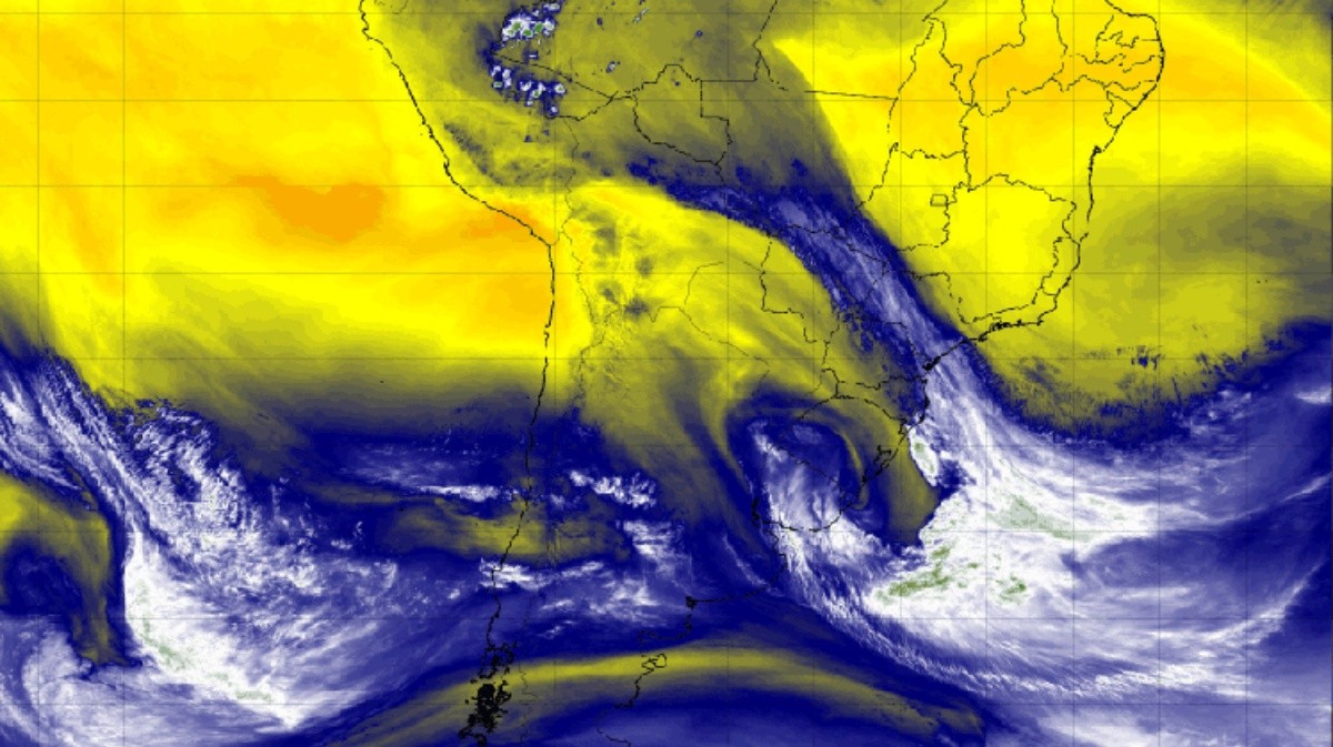 Imagem de satélite mostra frente fria no Centro-Sul e ciclone extratropical no Atlântico