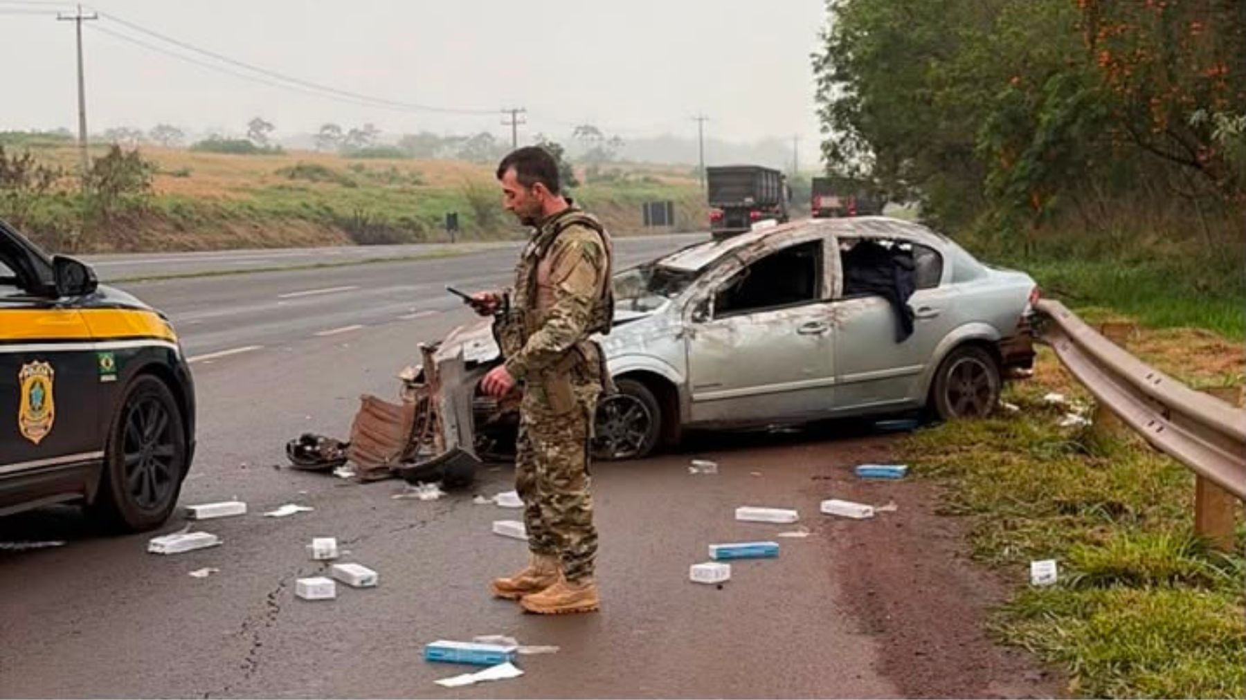 Carro capotado após perseguição da PRF em Toledo