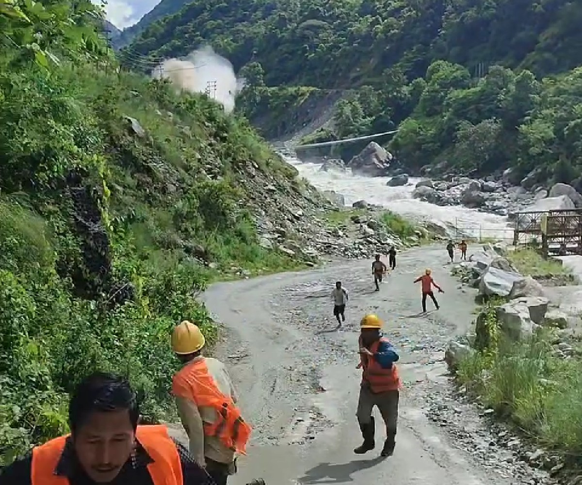 Funcionários de hidrelétrica correm para escapar de avalanche de lama no Nepal