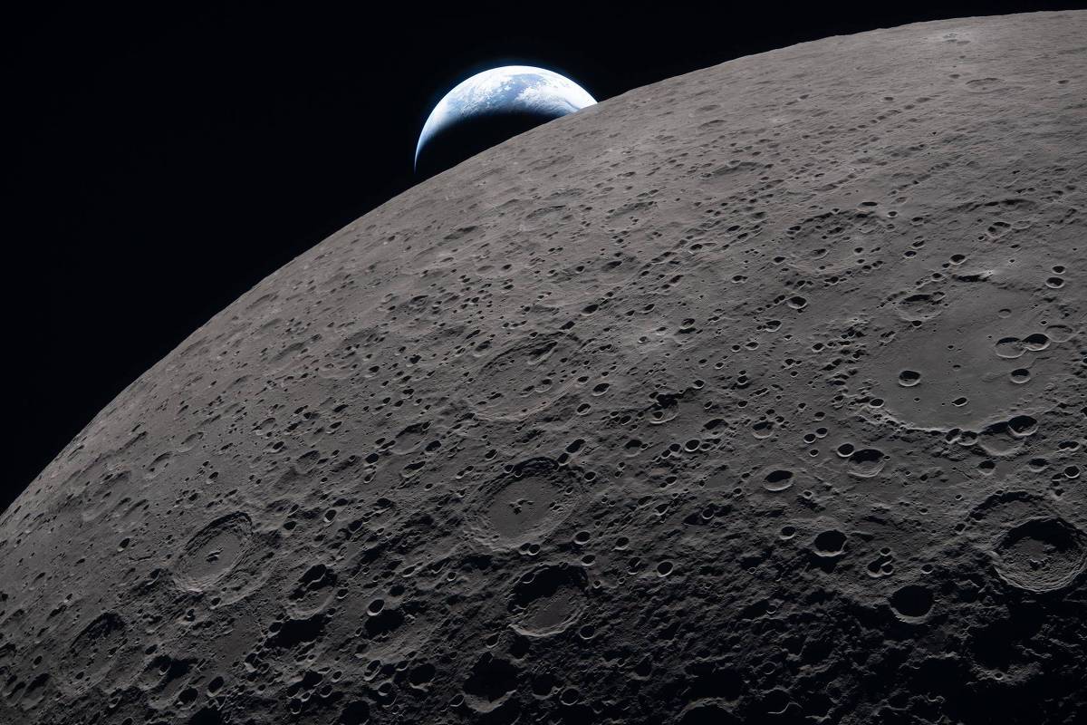 Superfície lunar com crateras e a Terra no horizonte