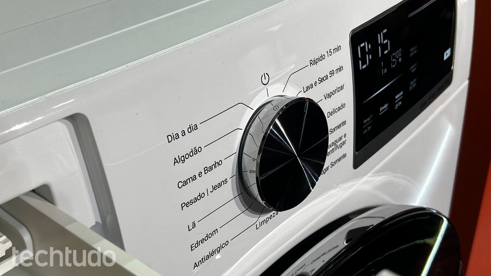 Máquina de lavar roupa em ambiente doméstico