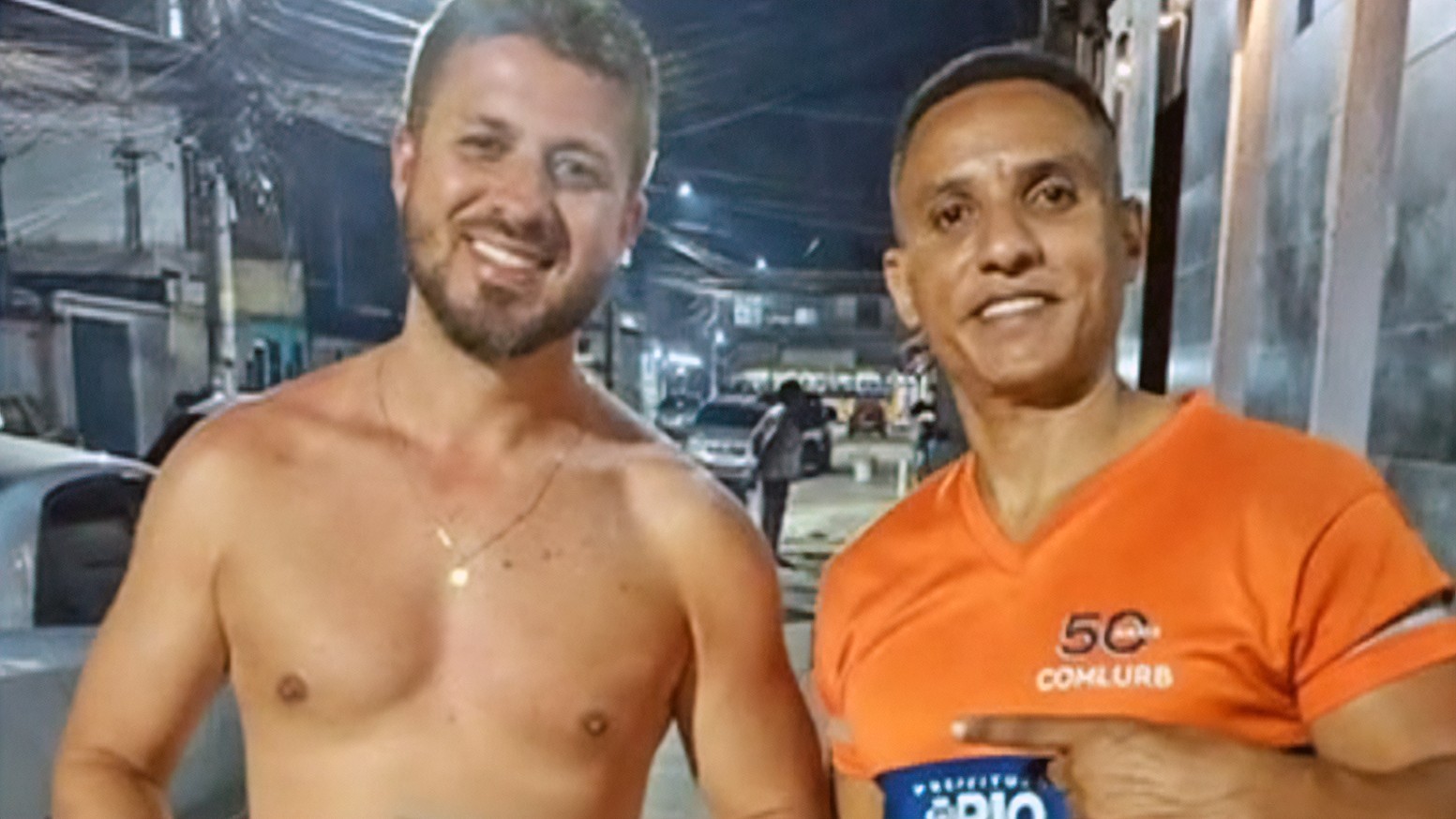Felipe recebe bolsa devolvida pelo gari Fabiano Cândido da Silva