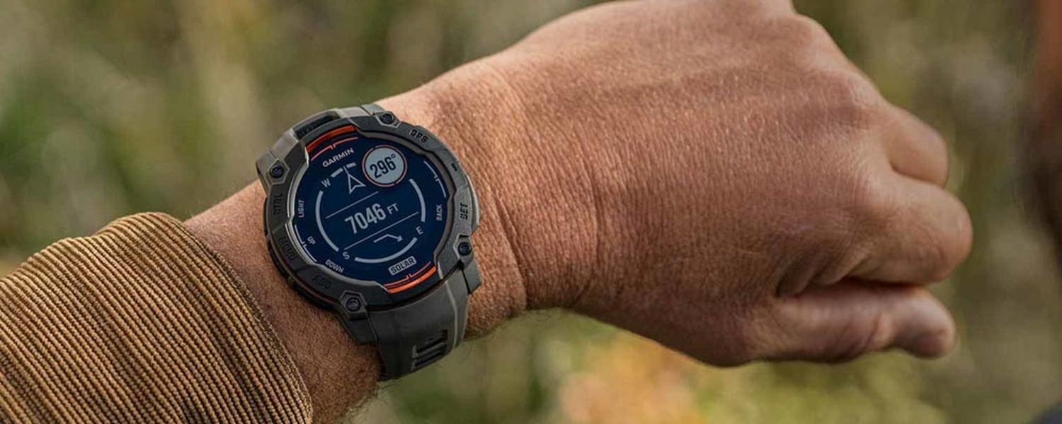 Pessoa usa relógio Garmin Vivoactive 5 durante treino na academia