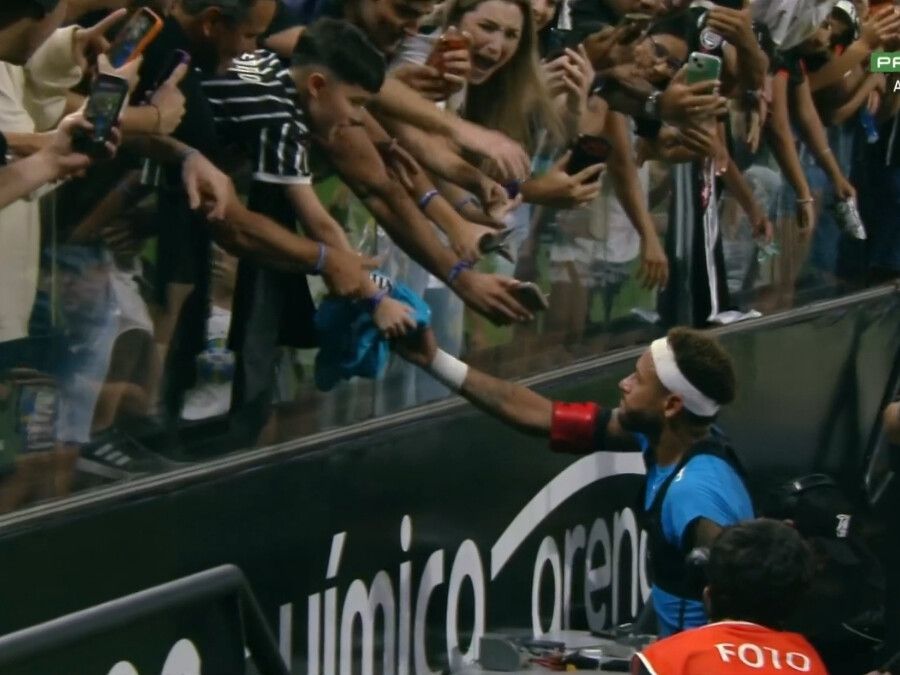 Neymar entrega camisa do Santos a garoto corintiano