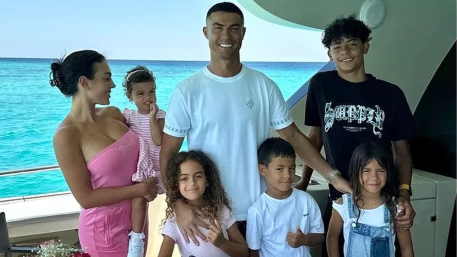 Georgina Rodríguez, Cristiano Ronaldo e os cinco filhos do casal