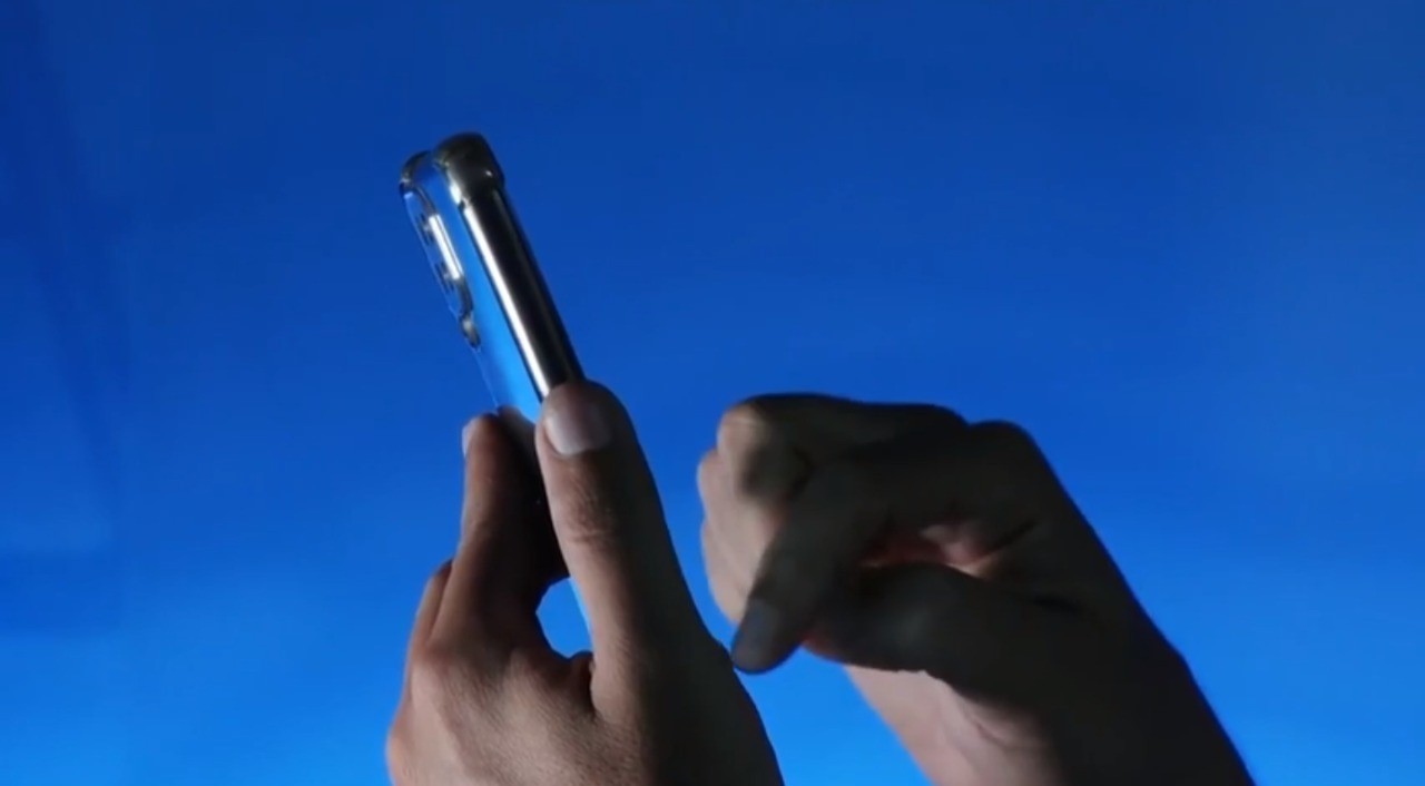 Celular com mensagens usadas por criminosos em golpes