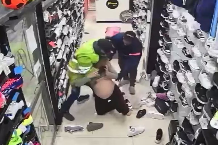 Dois assaltantes atacam mulher em loja de roupas na Argentina