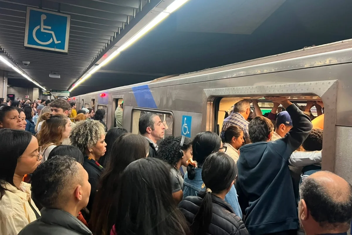 Passageiros na estação Paraíso do Metrô de São Paulo