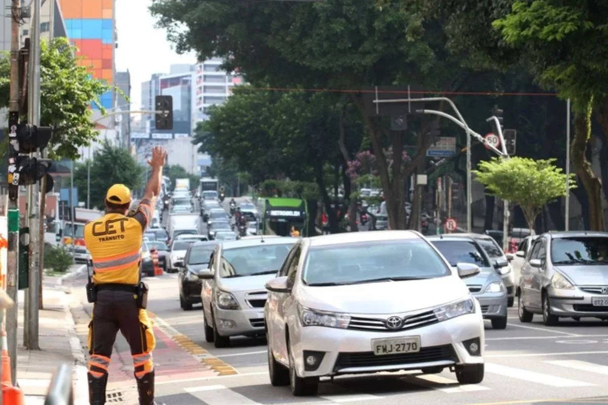 Veículos circulam por via de São Paulo
