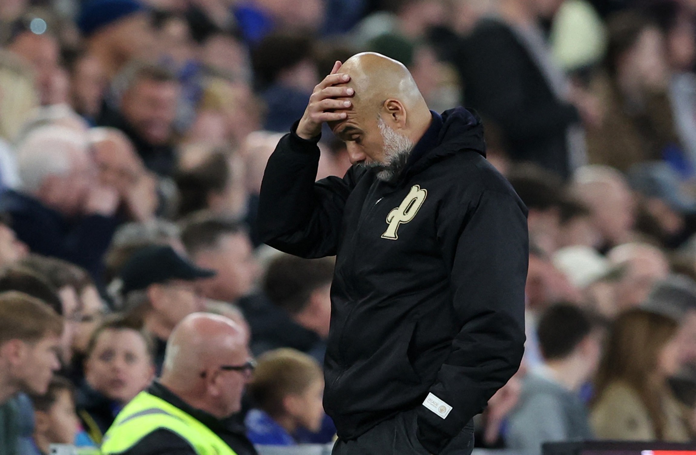 Pep Guardiola à beira do campo durante partida do Manchester City