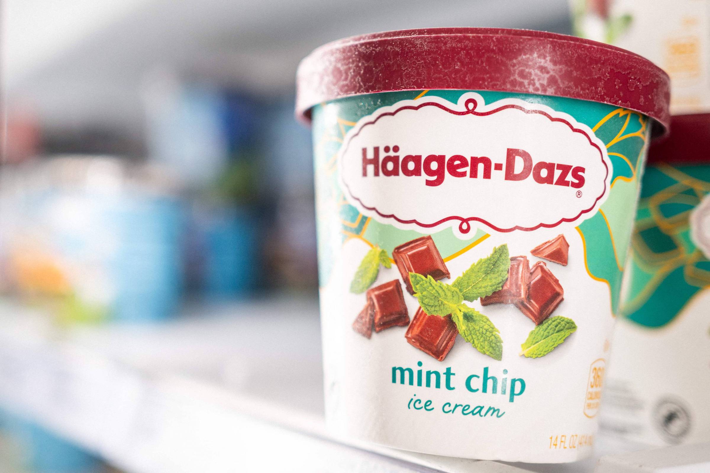 Pote de sorvete Häagen-Dazs de menta e chocolate em prateleira de supermercado
