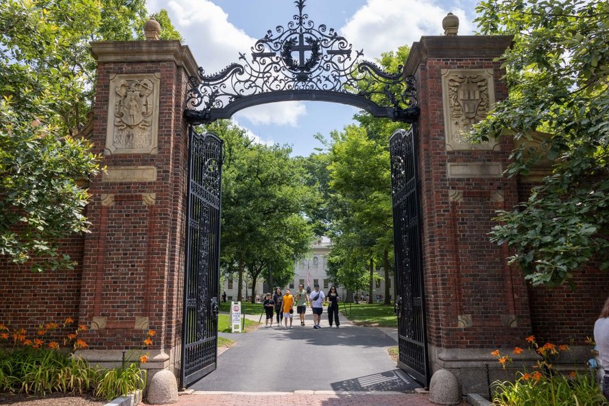 Portão de entrada do campus da Universidade Harvard