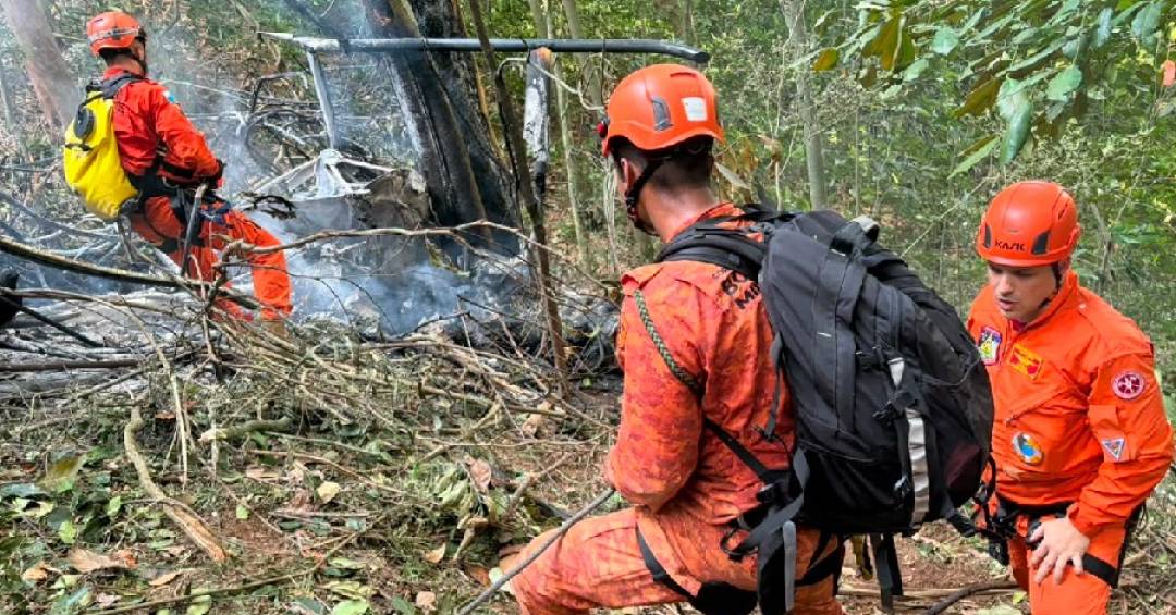 Bombeiros atuam em área de mata após queda de helicóptero na Vista Chinesa