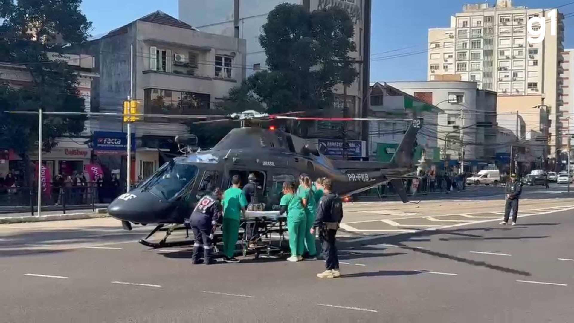 Helicóptero da PRF pousado em avenida de Porto Alegre