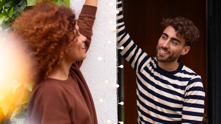 Casal em um ambiente doméstico
