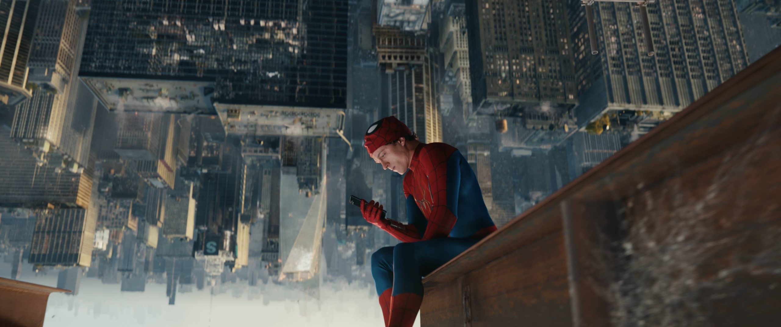 Tom Holland como Homem-Aranha em cena de Um Novo Dia