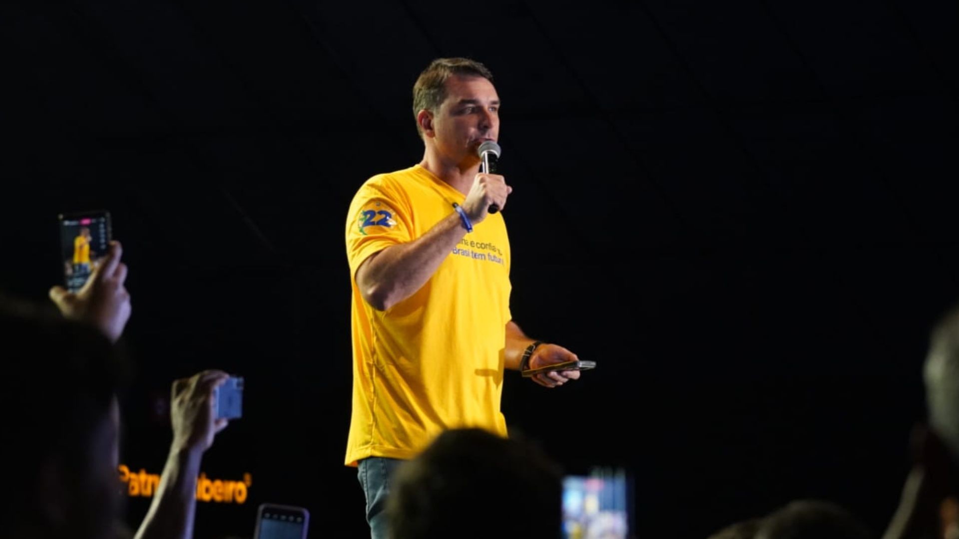 Flávio Bolsonaro durante compromisso de campanha