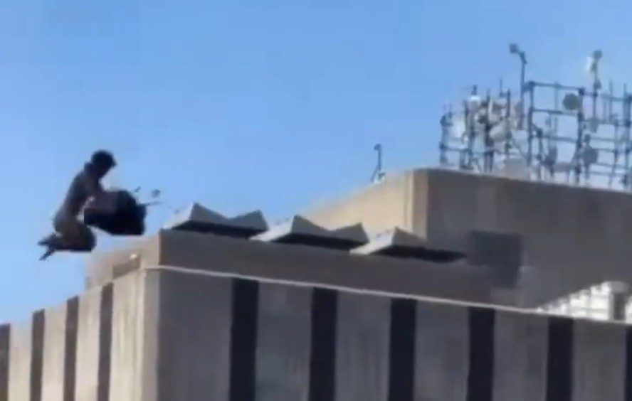 Homem salta da Ponte do Brooklyn em direção ao Rio East