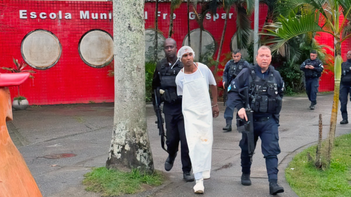 Homem detido por policiais na Escola Municipal Frei Gaspar