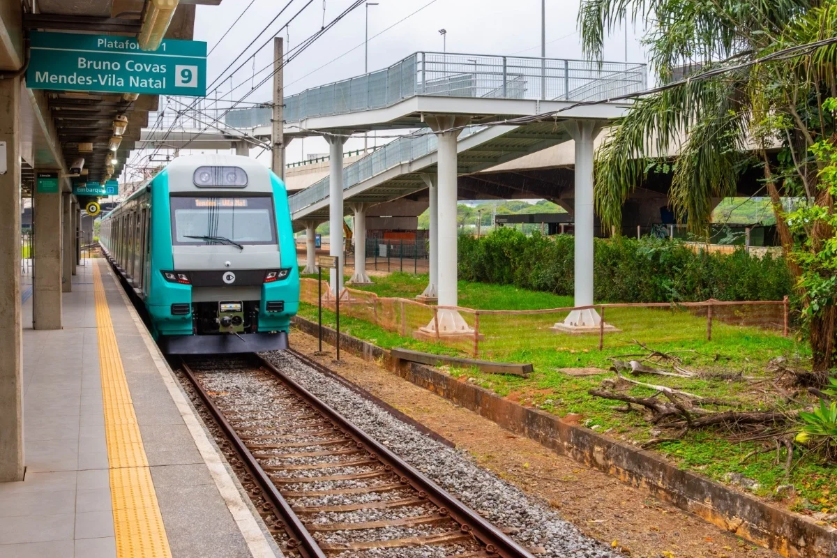 Trem da Linha 9-Esmeralda em São Paulo