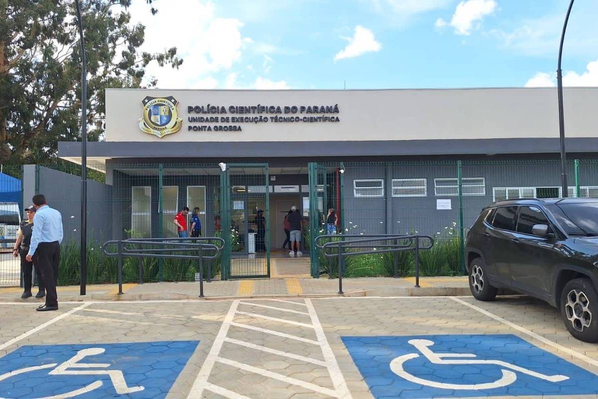 Familiares aguardam informações em frente à Polícia Científica de Ponta Grossa