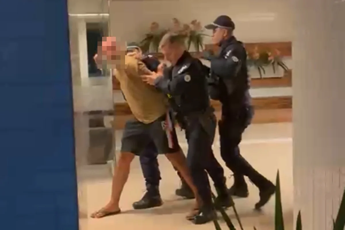 Homem durante abordagem de policiais militares em condomínio