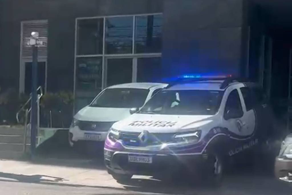 Viatura da Polícia Militar estacionada em rua da zona sul de São Paulo