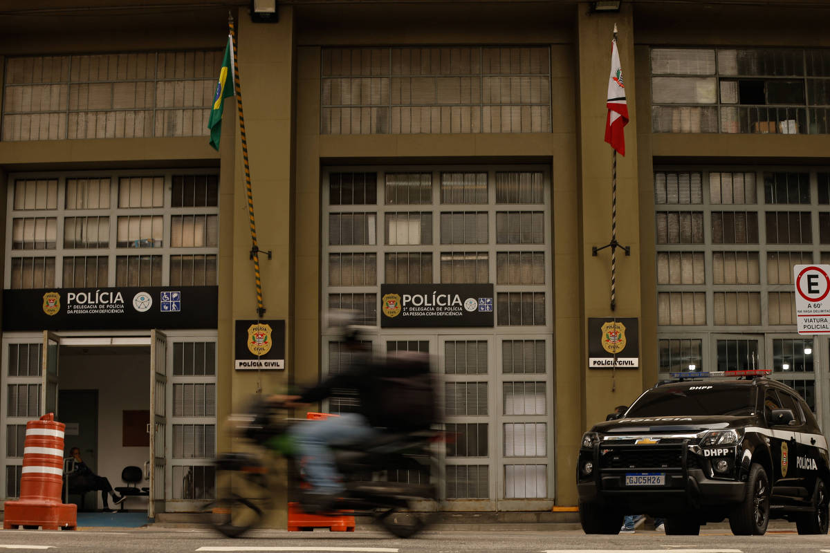 Fachada de delegacia da Polícia Civil com viatura estacionada