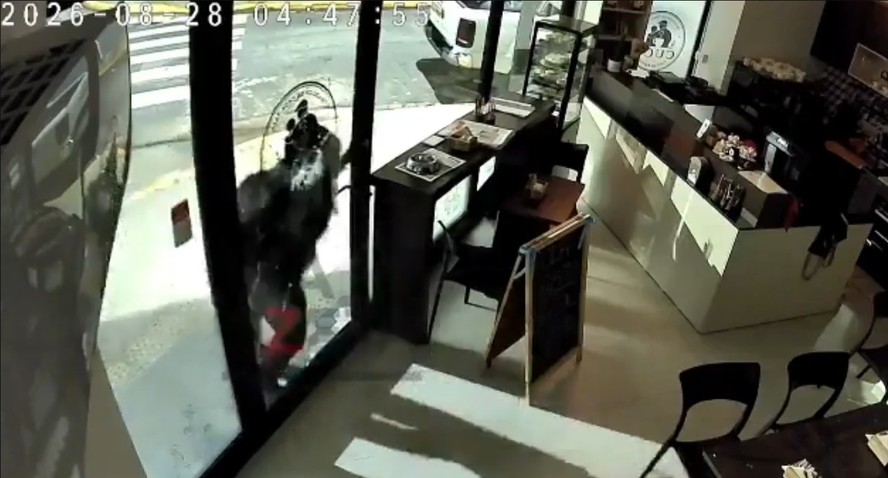 Porta de vidro quebrada na entrada de cafeteria em Buenos Aires