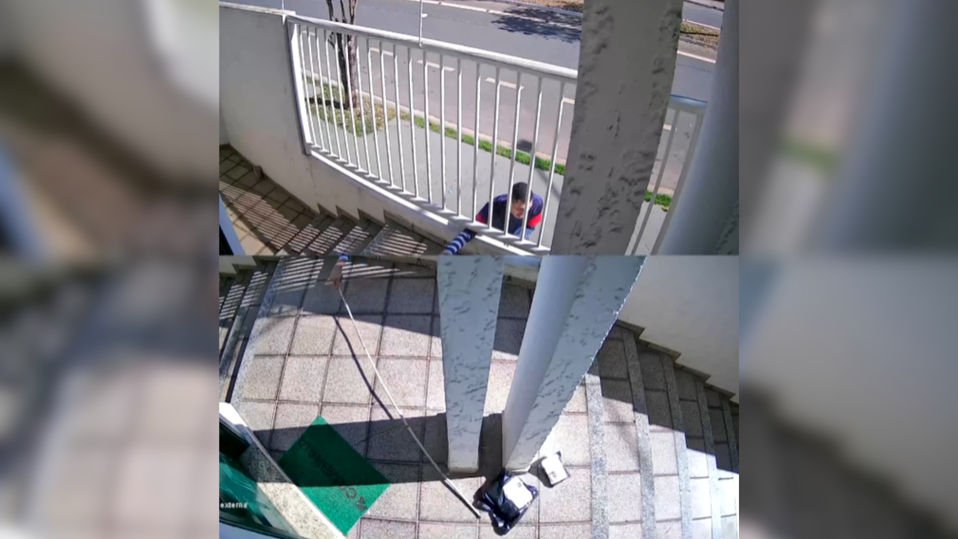 Homem usa uma vara para puxar encomendas por grades