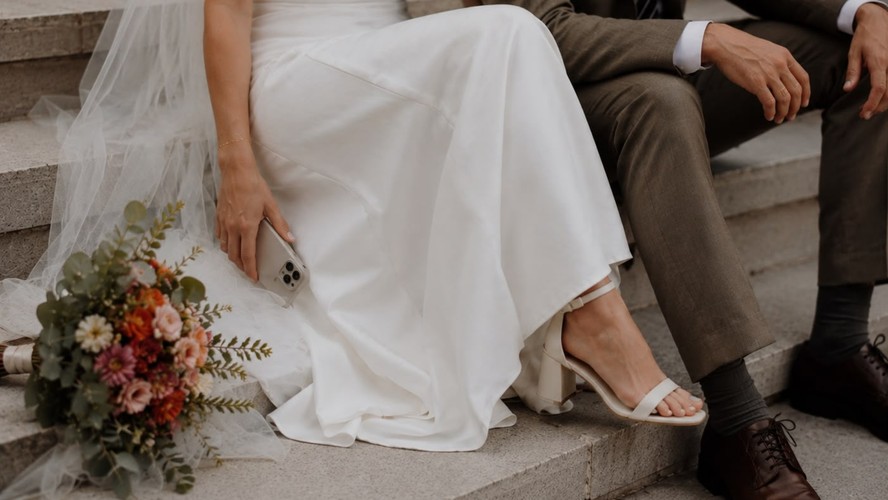 Casal durante cerimônia de casamento