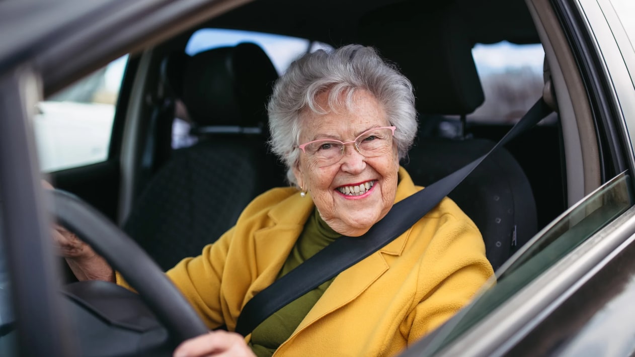 Idoso ao volante de um carro