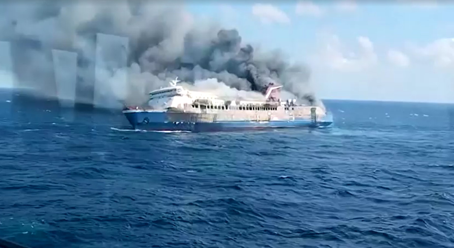 Balsa inclinada no mar com fumaça após incêndio na Indonésia