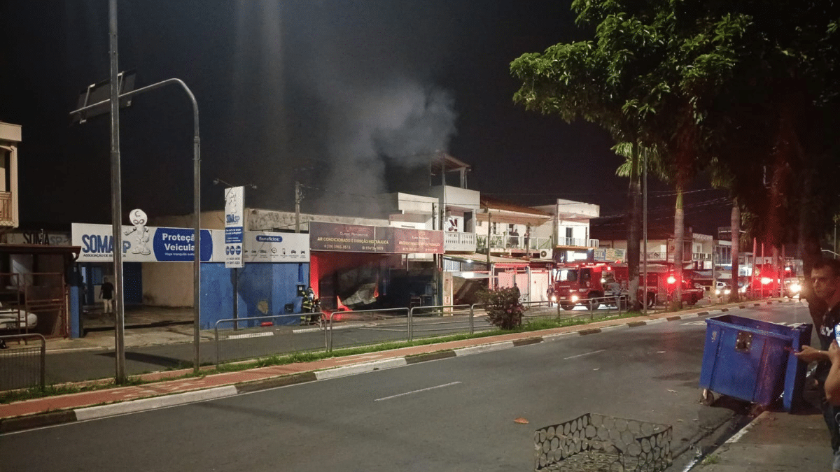 Incêndio em oficina mecânica no bairro Vila Real, em Hortolândia