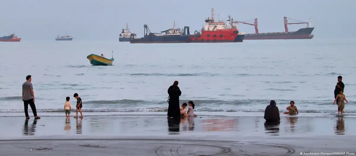 Estreito de Ormuz entre o Golfo Pérsico e o Mar Arábico