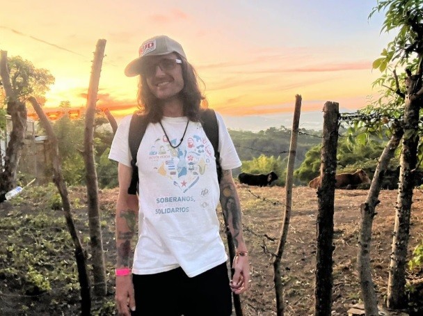 Preston Harp com símbolos sandinistas na Nicarágua