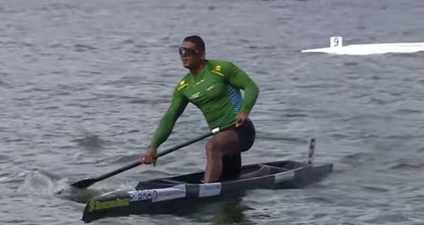 Isaquias Queiroz em prova de canoagem