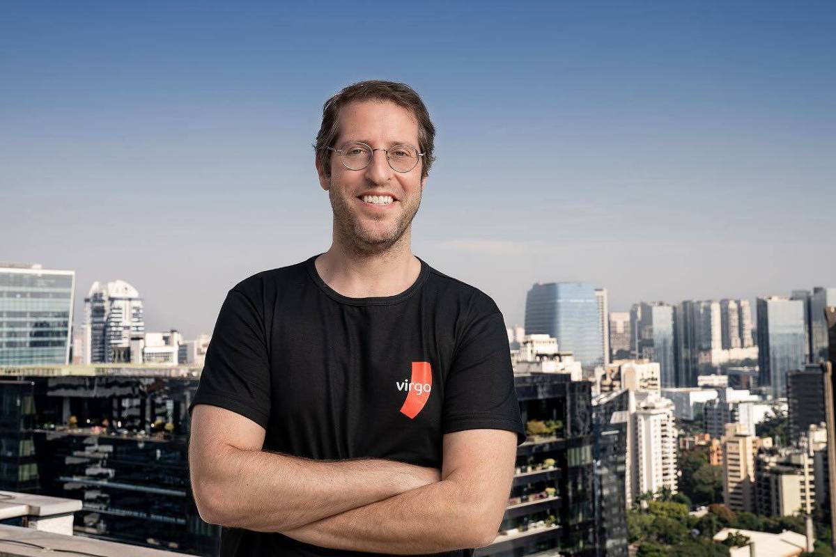 Ivo Kos de óculos e camiseta preta em área externa