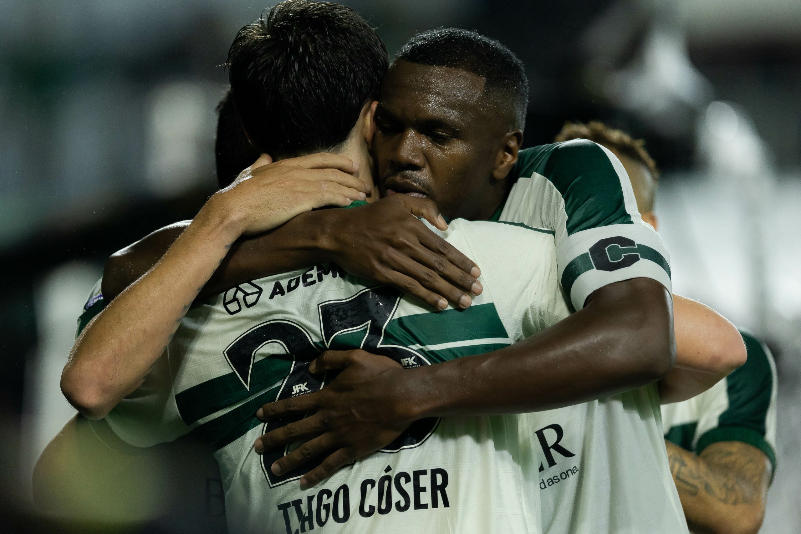 Jacy abraça Tiago Cóser durante comemoração do Coritiba