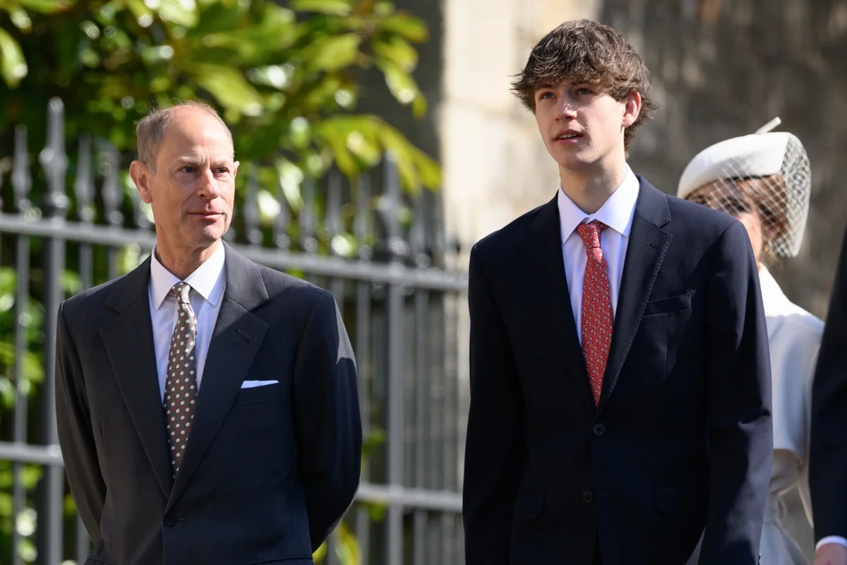 Príncipe Edward ao lado do filho James, conde de Wessex