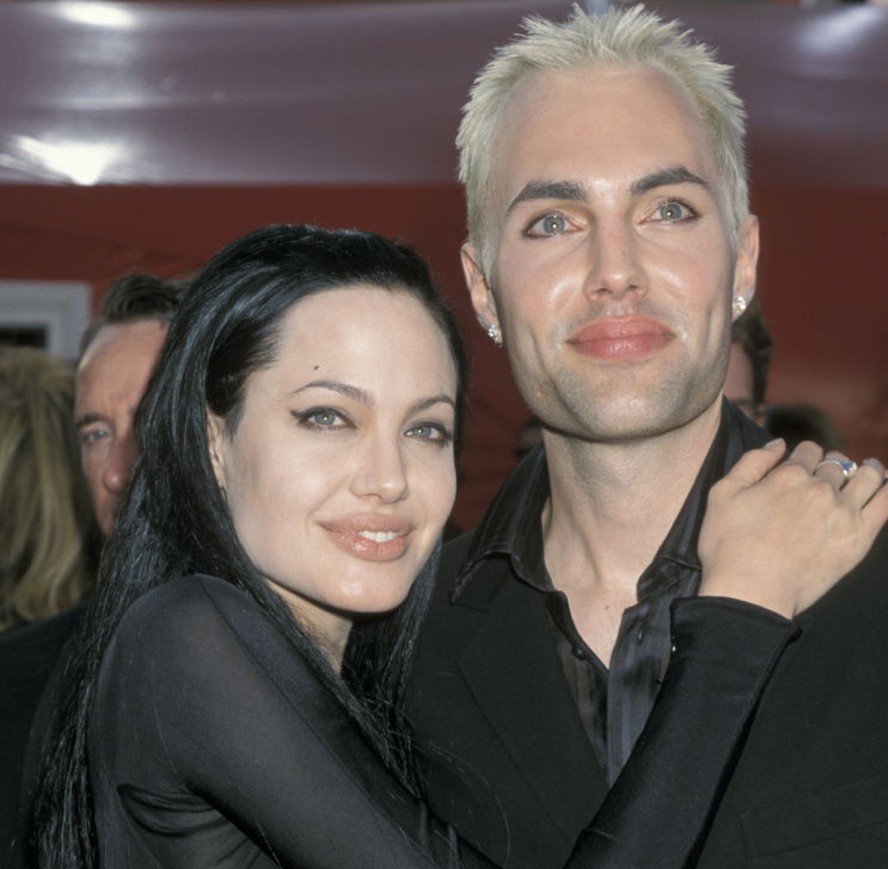 Angelina Jolie ao lado do irmão James Haven