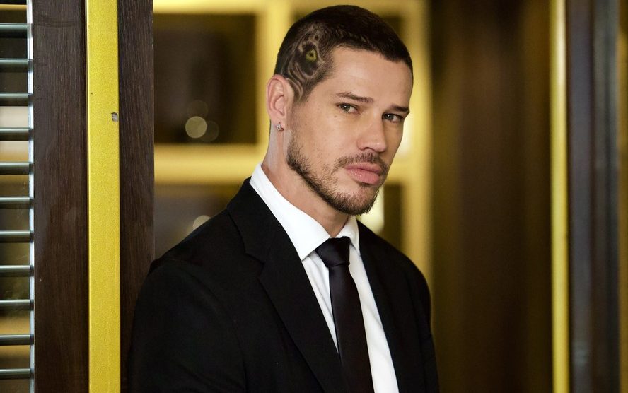 José Loreto como Iuri na novela Quem Ama Cuida