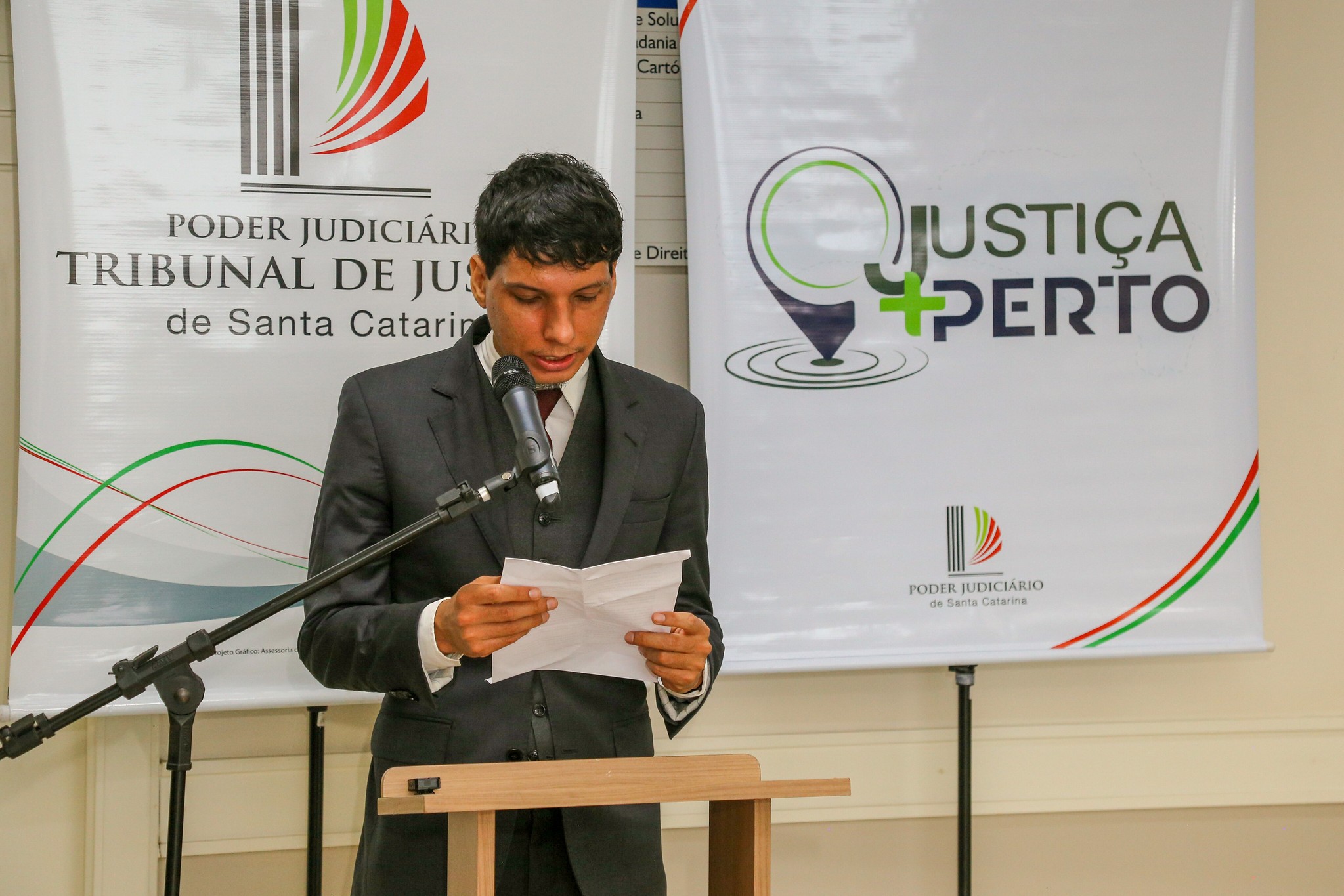 Juiz Yves Luan Carvalho Guachala durante posse no Tribunal de Justiça de Santa Catarina