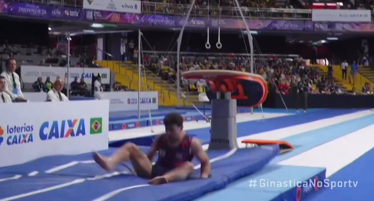 Juliano Oliva durante apresentação no salto da ginástica artística