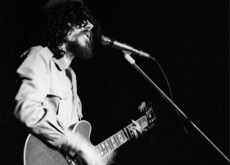 Raul Seixas cantando durante apresentação