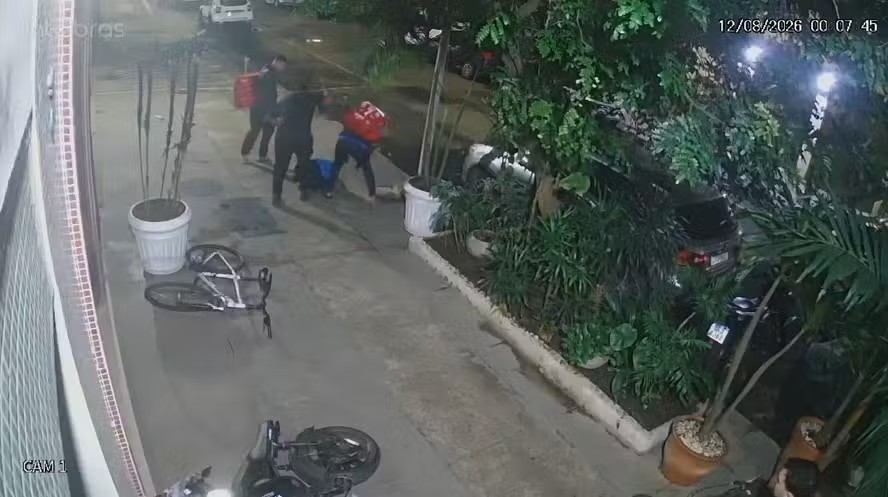 Cláudio Rafael Landeiro Moreira durante agressão em Copacabana