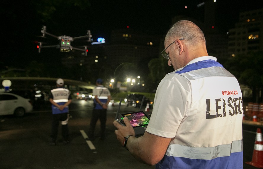 Agente realiza fiscalização da Lei Seca em blitz de trânsito