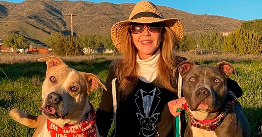 Linda Blair com dois cães