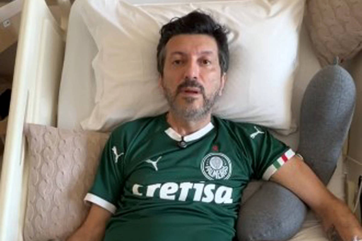 Lito Sousa deitado em cama hospitalar com camisa do Palmeiras