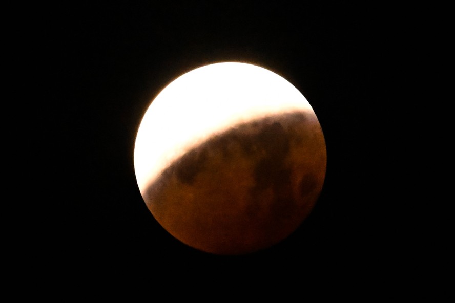 Eclipse lunar no céu noturno